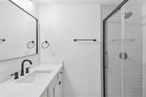 Bath - 160 Wickham Dr, Tyrone, GA 30290 photo 3 of 5