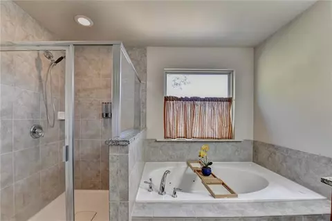 Bath - 460 Espy St, Buford, GA 30518 photo 5 of 11