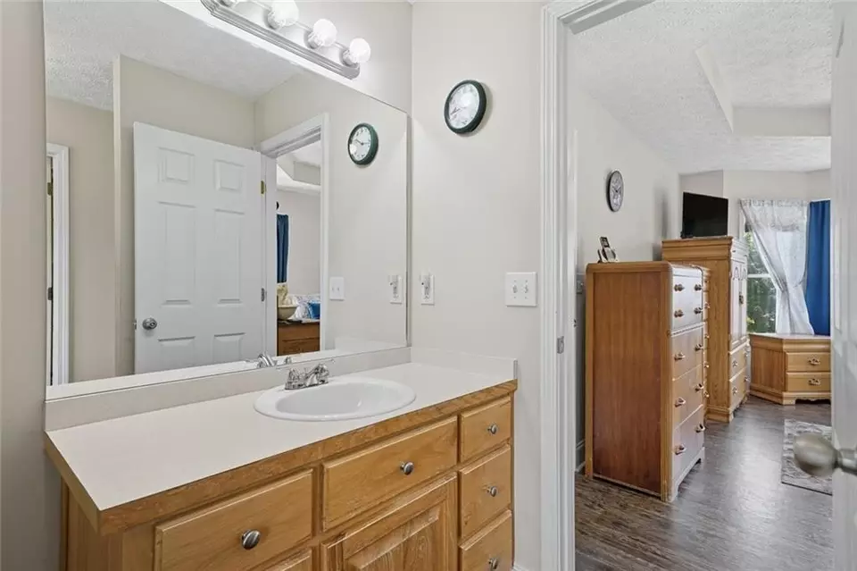 Bath - 106 Saddle Ridge Trl, Jasper, GA 30143 photo 2 of 5