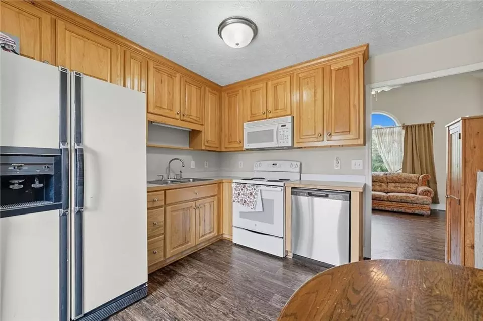 Kitchen - 106 Saddle Ridge Trl, Jasper, GA 30143 photo 2 of 3