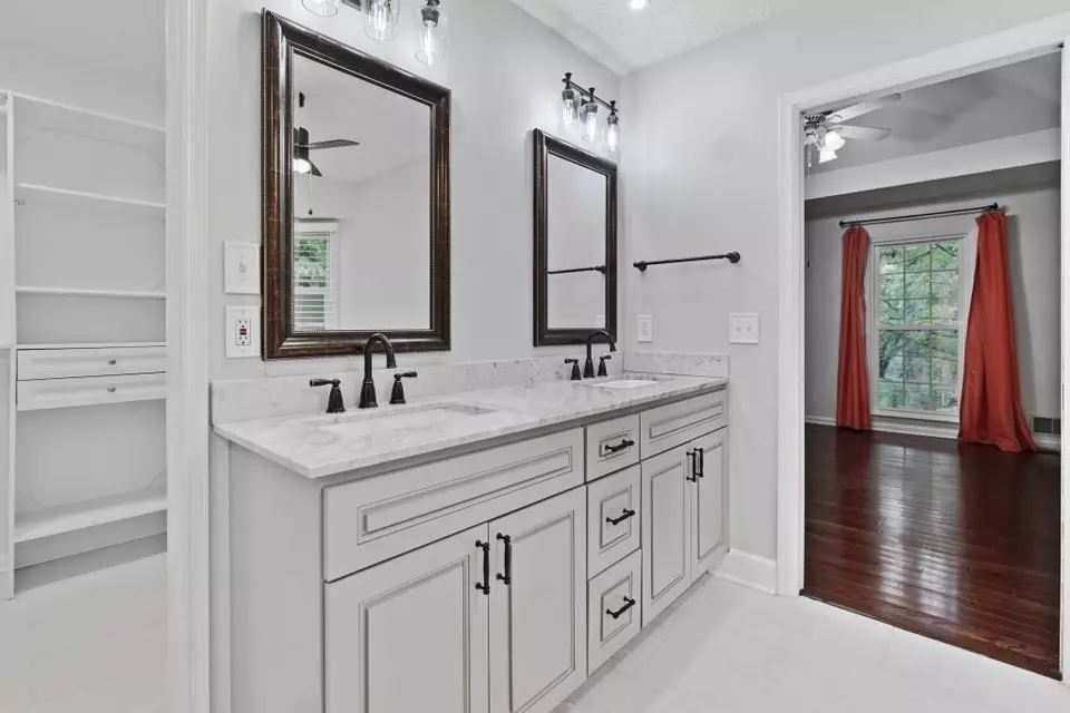 Bath - 11790 Highland Colony Dr, Roswell, GA 30075 photo 6 of 8