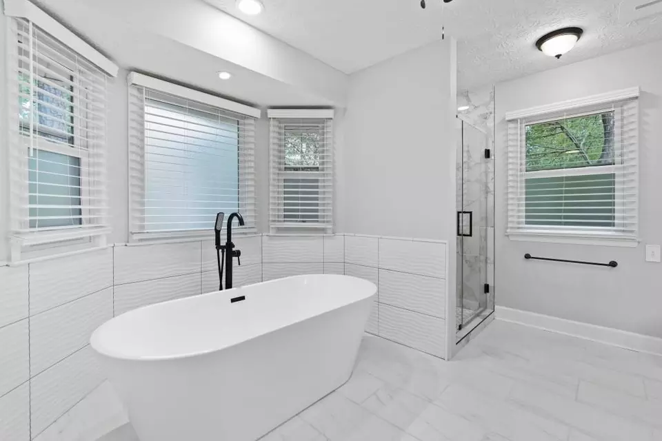 Bath - 11790 Highland Colony Dr, Roswell, GA 30075 photo 3 of 8