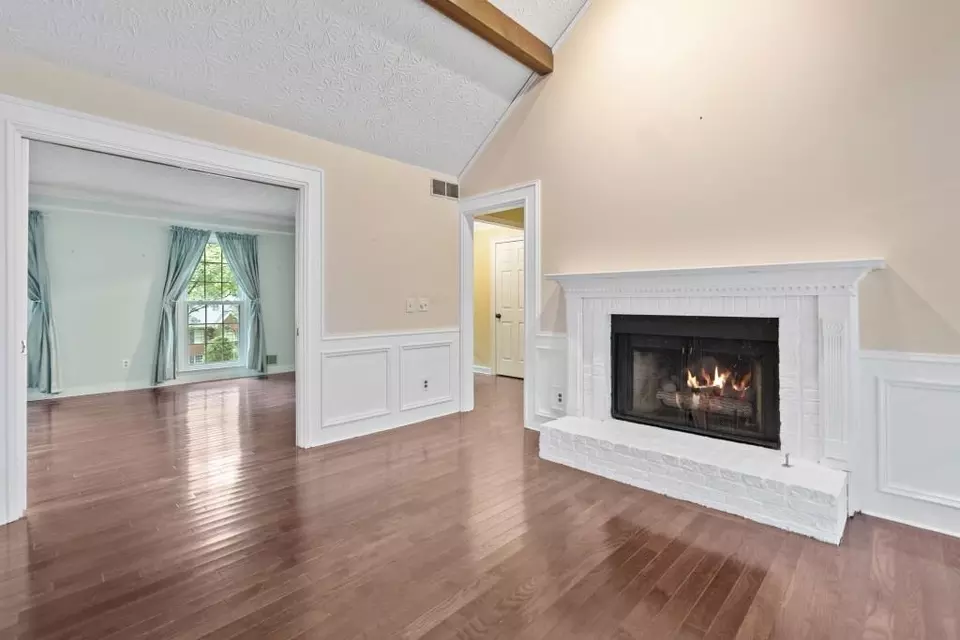 Living - 11790 Highland Colony Dr, Roswell, GA 30075 photo 6 of 7
