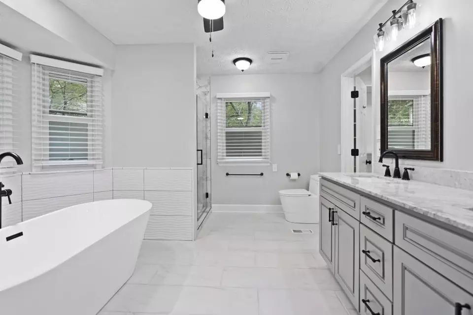 Bath - 11790 Highland Colony Dr, Roswell, GA 30075 photo 2 of 8