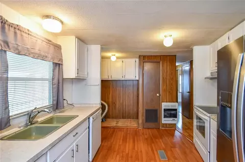 Kitchen - 450 Griffith Ave, Jasper, GA 30143 photo 3 of 6