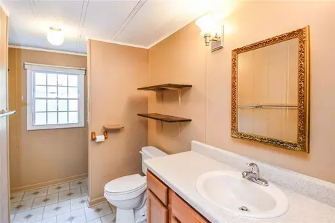 Bath - 450 Griffith Ave, Jasper, GA 30143 photo 1 of 7