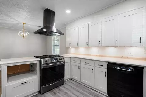 Kitchen - 249 Davis Dr, Calhoun, GA 30701 photo 2 of 3