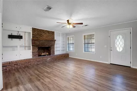 Living - 249 Davis Dr, Calhoun, GA 30701 photo 2 of 4