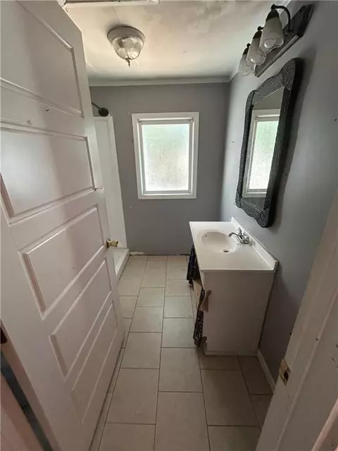 Bath - 240 E 5th Ave, Winder, GA 30680 photo 1 of 2