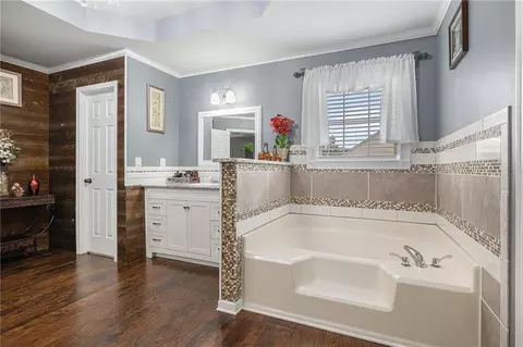 Bath - 1076 Sutherland Dr, Winder, GA 30680 photo 3 of 5
