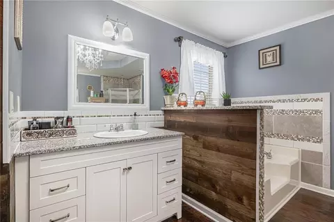 Bath - 1076 Sutherland Dr, Winder, GA 30680 photo 4 of 5