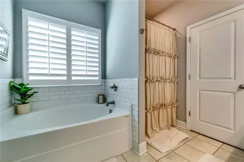 Bath - 1668 Carriage Ct, Monroe, GA 30656 photo 2 of 5