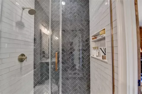 Bath - 2853 Brookside Dr, Monroe, GA 30656 photo 2 of 9