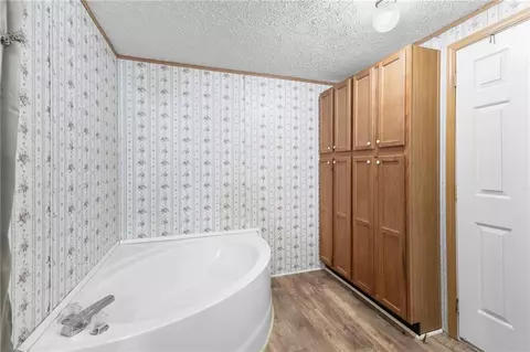 Bath - 526 Stoneridge Dr, Winder, GA 30680 photo 2 of 3