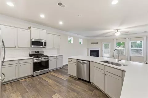 Kitchen - 112 Willowbrook Dr, Calhoun, GA 30701 photo 3 of 6