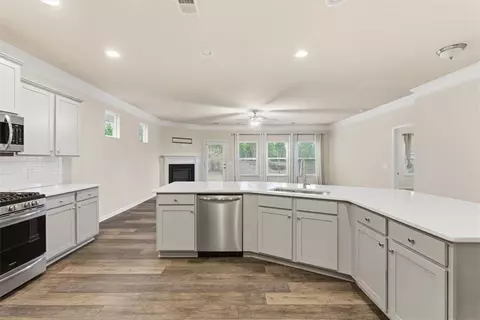 Kitchen - 112 Willowbrook Dr, Calhoun, GA 30701 photo 4 of 6