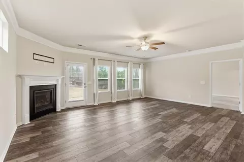 Living - 112 Willowbrook Dr, Calhoun, GA 30701 photo 4 of 5