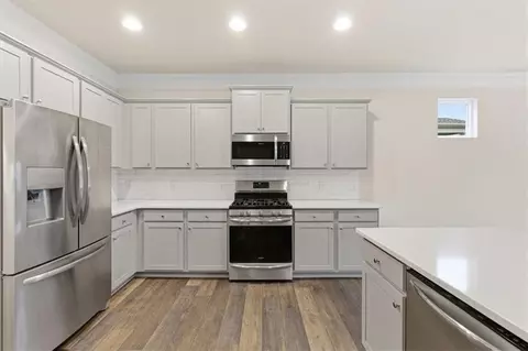 Kitchen - 112 Willowbrook Dr, Calhoun, GA 30701 photo 2 of 6