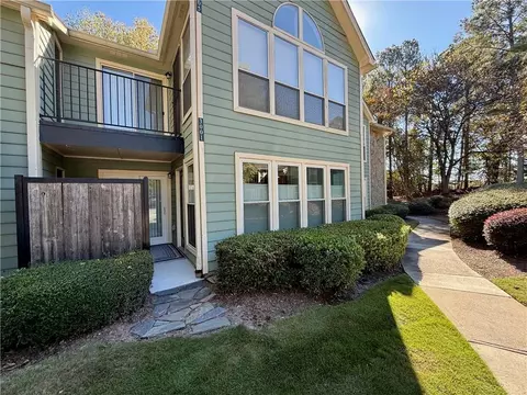 3001 Canyon Point Cir, Roswell, GA 30076