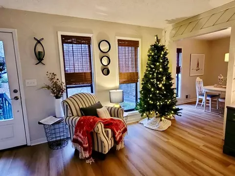 706 Magnolia Way, Woodstock, GA 30188