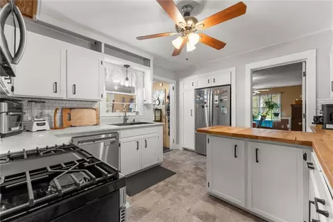 Kitchen - 3089 Hwy 17 Alt, Toccoa, GA 30577 photo 3 of 3