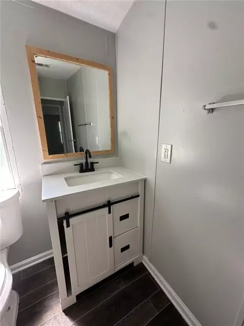Bath - 209 Hoey St, Thomson, GA 30824 photo 2 of 4
