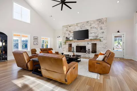 Living - 125 Perry Rd, Rydal, GA 30171 photo 2 of 10