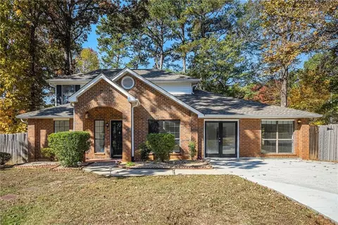 2001 Hunters Cove Dr, Lawrenceville, GA 30044