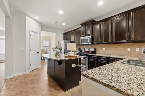 Kitchen - 601 Stream Ct, Fairburn, GA 30213 photo 2 of 4