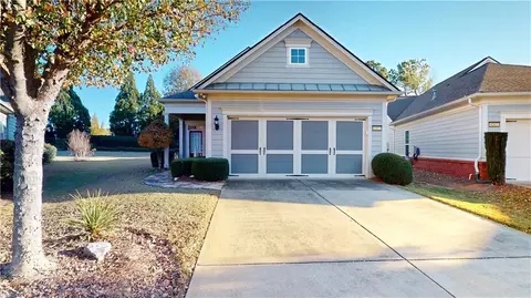 6303 Rockpoint Ln, Hoschton, GA 30548