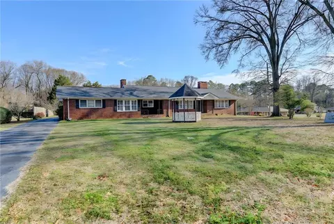 8 Highland Ln, Cartersville, GA 30120