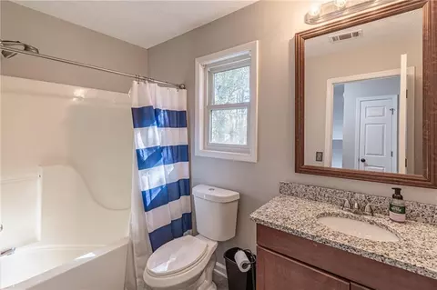 Bath - 867 Windward Rd, Winder, GA 30680 photo 4 of 4