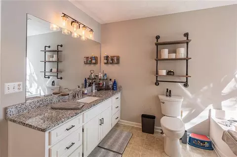 Bath - 867 Windward Rd, Winder, GA 30680 photo 2 of 4