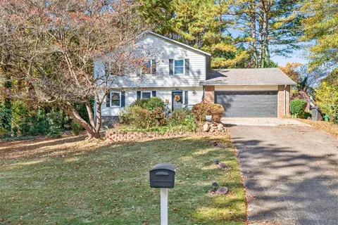 1075 Westchester Dr SW, Lilburn, GA 30047