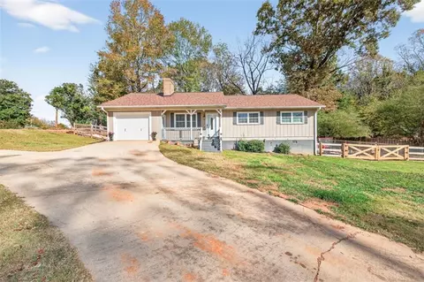5867 Meadow View Ln, Flowery Branch, GA 30542
