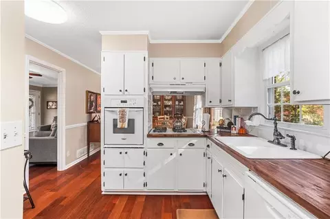 Kitchen - 111 Meadow Ln, Calhoun, GA 30701 photo 4 of 5