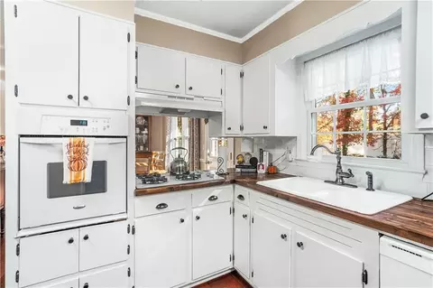 Kitchen - 111 Meadow Ln, Calhoun, GA 30701 photo 5 of 5