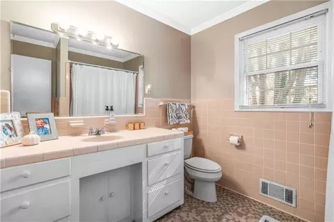 Bath - 111 Meadow Ln, Calhoun, GA 30701 photo 3 of 4