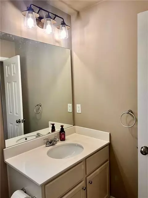 Bath - 108 Heather Ln, Commerce, GA 30529 photo 3 of 4