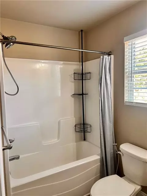 Bath - 108 Heather Ln, Commerce, GA 30529 photo 4 of 4