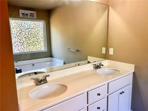 Bath - 108 Heather Ln, Commerce, GA 30529 photo 1 of 4