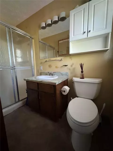 Bath - 2273 Hampton Trl SE, Conyers, GA 30013 photo 2 of 4