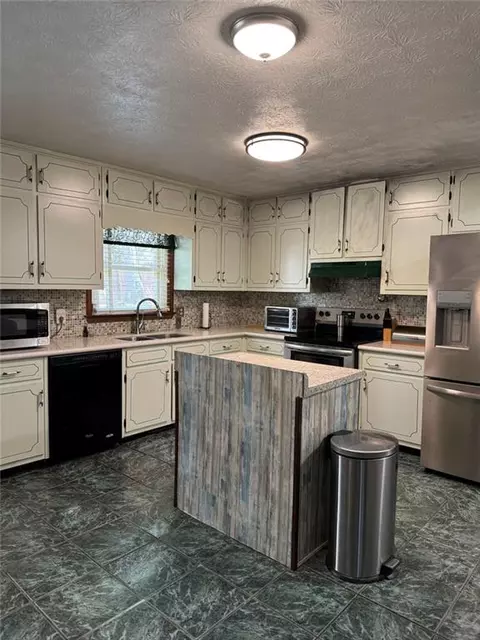 Kitchen - 2273 Hampton Trl SE, Conyers, GA 30013 photo 2 of 3
