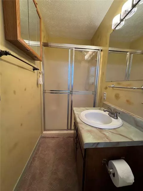 Bath - 2273 Hampton Trl SE, Conyers, GA 30013 photo 3 of 4