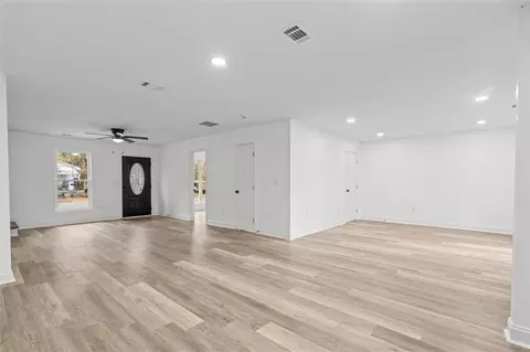 Living - 214 Gordon Ave, Calhoun, GA 30701 photo 3 of 6