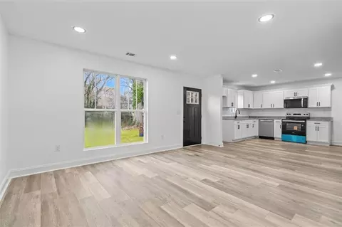 Living - 214 Gordon Ave, Calhoun, GA 30701 photo 5 of 6