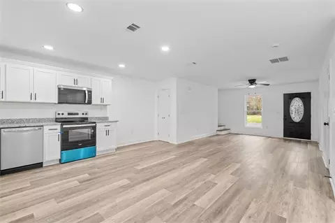 Living - 214 Gordon Ave, Calhoun, GA 30701 photo 2 of 6