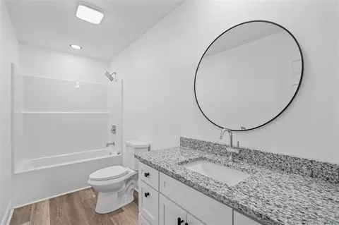 Bath - 214 Gordon Ave, Calhoun, GA 30701 photo 2 of 3