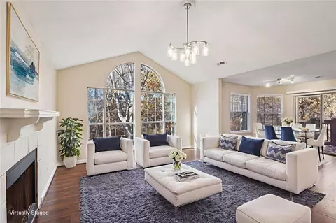 909 Wentworth Ct, Alpharetta, GA 30022