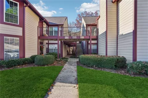909 Wentworth Ct, Alpharetta, GA 30022